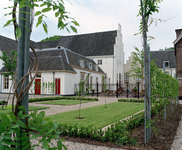 843625 Gezicht op de tuin met omringende gebouwen op het complex van het gerestaureerde Duitse Huis (Geertebolwerk 1) ...